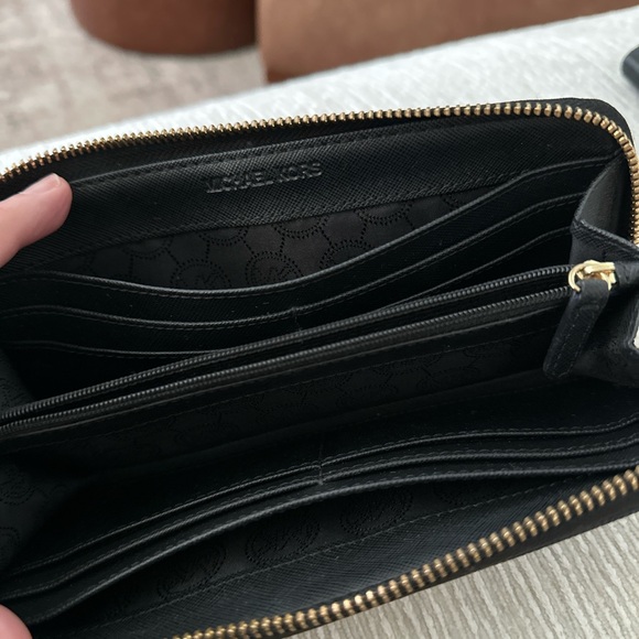 Michael Kors zippy wallet - Picture 2 of 4